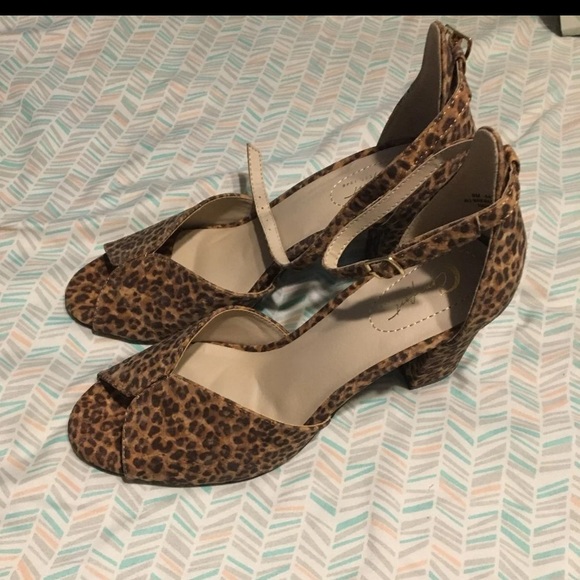 Leopard print Ankle Strap 3” Heel Sz 9 - Picture 2 of 5